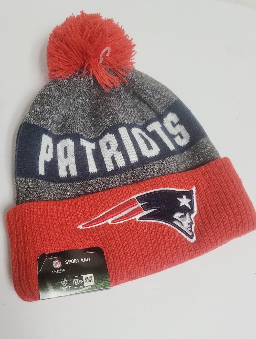 NWT New Era New England Patriots NFL On-Field Sport Knit Hat Beanie Pom Fleece